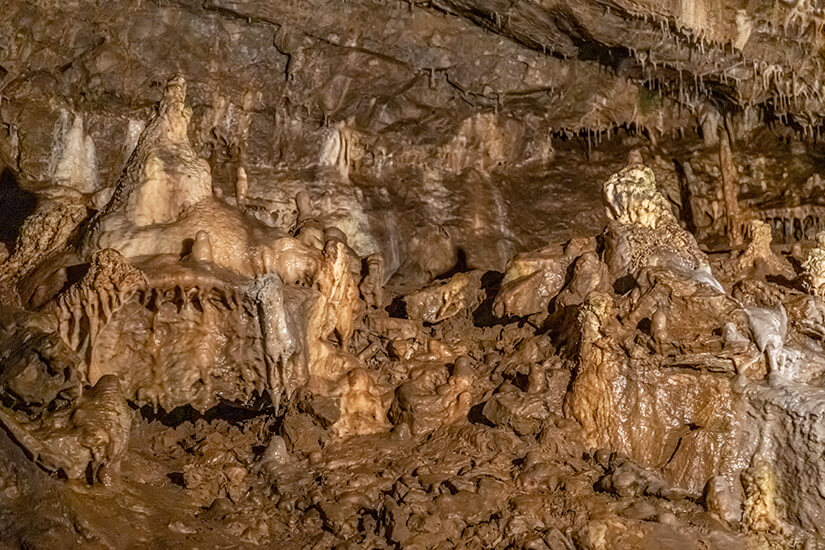 Die Tropfsteinhöhle von Javoříčko nordwestlich von Olomouc fasziniert mit ihrem außergewöhnlich farbenprächtigen Tropfsteinschmuck. Das System aus Domen und Gängen gipfelt im 18 Meter hohen Titandom mit mächtigen Stalagmiten. Sie gehört zu den eindrucksvollsten Naturwundern der Region. Olomouc Tschechien Höhle