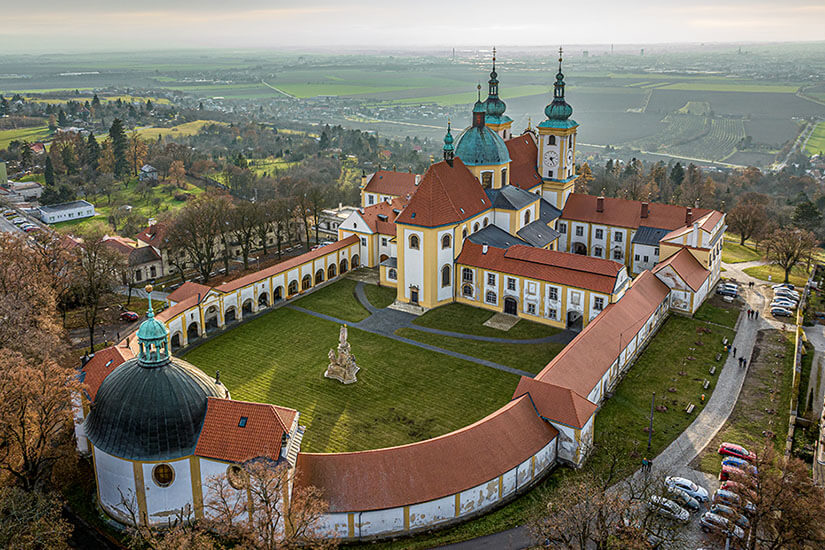 Die imposante Barockbasilika Mariä Heimsuchung thront majestätisch auf dem Heiligen Berg etwa fünf Kilometer nordöstlich von Olomouc. Die zweitürmige Wallfahrtskirche aus dem 17. Jahrhundert wurde 1995 von Papst Johannes Paul II. zur Basilika minor erhoben. Von hier oben bietet sich ein herrlicher Panoramablick über die Region. Olomouc Tschechien Berg