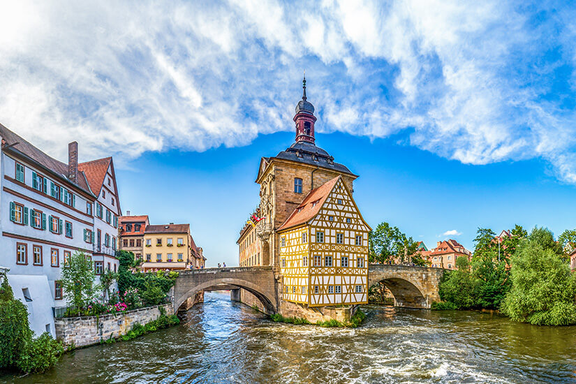 Das Alte Rathaus von Bamberg liegt direkt über dem Wasser des Flusses. Eine Brücke verbindet es mit umliegenden Ufern. Altstadt Deutschland Bamberg