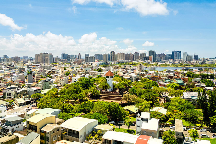 Aus der Vogelperspektive zeigt sich Tainan als faszinierende Mischung aus moderner Skyline und historischen Wahrzeichen wie dem Anping Fort im Zentrum. Die ehemalige Hauptstadt Taiwans verbindet jahrhundertealte Tradition mit dem pulsierenden Leben einer modernen Großstadt. Im Hintergrund erstreckt sich die Lagune, die Tainan seit jeher mit dem Meer verbindet. Tainan Taiwan Stadt