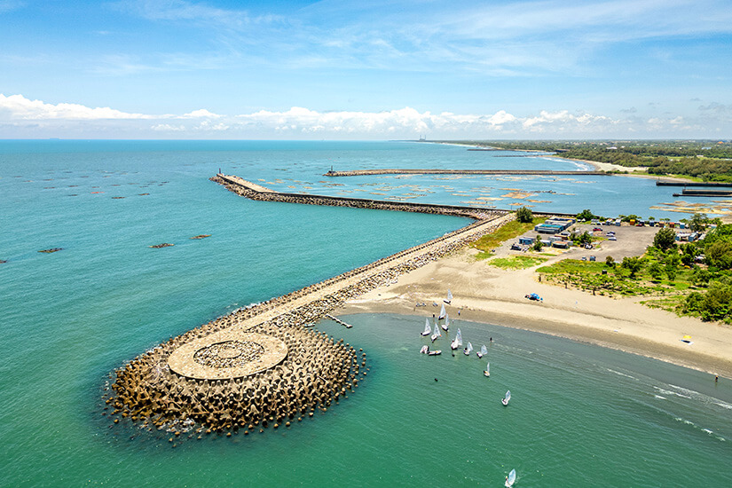 Yuguang Island ist eine vorgelagerte Sandbankinsel, die für ihre türkisfarbenen Gewässer und langen Sandstrände bekannt ist. Besucher genießen hier Wassersport wie Segeln und Windsurfen oder beobachten die spektakulären Sonnenuntergänge über dem Meer. Abends entwickelt sich die Insel zu einem beliebten Treffpunkt und bereichert das Tainan Nightlife mit Beachbars und Streetfood-Ständen. Tainan Taiwan Yuguang Island
