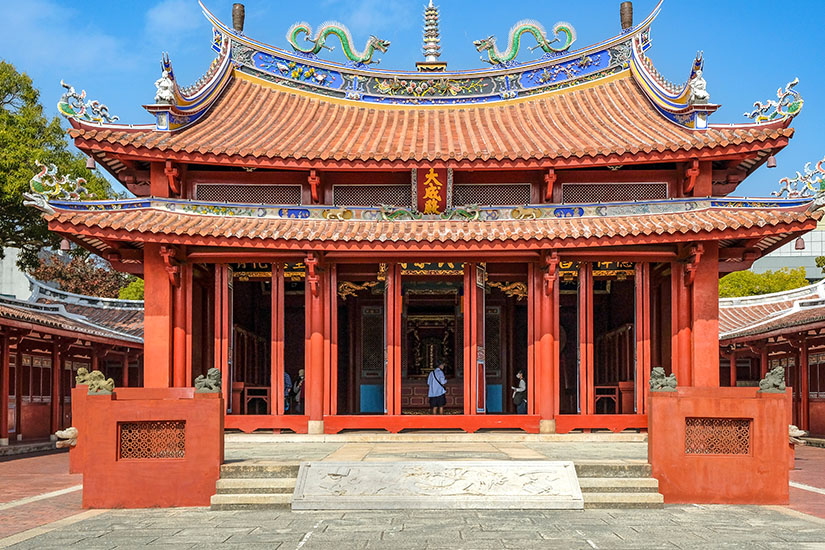 Der Konfuziustempel von Tainan aus dem Jahr 1665 gilt als der älteste seiner Art in ganz Taiwan und wird liebevoll „Erster Tempel der Insel" genannt. Die leuchtend roten Säulen und das kunstvoll verzierte Dach mit Drachenfiguren spiegeln die klassische Architektur der Ming-Dynastie wider. Bis heute werden hier jährlich traditionelle Zeremonien zu Ehren des großen Philosophen Konfuzius abgehalten. Tainan Taiwan Confucius Tempel