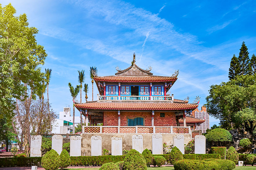 Fort Provintia, heute besser bekannt als Chihkan Tower, wurde 1653 von den Niederländern erbaut und später durch traditionelle chinesische Pavillons ergänzt. Die elegante Architektur mit ihren geschwungenen Dächern und farbenfrohen Details ist umgeben von tropischen Pflanzen und steinernen Stelen. Der Ort vereint europäische, chinesische und taiwanische Geschichte auf einzigartige Weise. Tainan Taiwan Fort Provintia