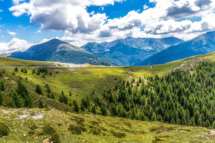 Eine grüne hügelige Landschaft in den Kärntner Bergen ist zu sehen. Velden Oesterreich Wandern