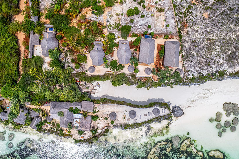 Mtende liegt versteckt an der Südspitze Sansibars und ist einer der ruhigsten und ursprünglichsten Strände der Insel. Reetgedeckte Bungalows schmiegen sich an die Felsküste, umgeben von wilder Vegetation und kleinen Sandbuchten. Sansibar Strände Mtende Beach