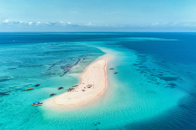 Nakupenda ist eine winzige Sandbank vor der Westküste Sansibars, die nur bei Niedrigwasser sichtbar wird. Umgeben von leuchtend türkisem Wasser wirkt sie wie ein Paradies mitten im Ozean. Hier landen Ausflugsboote für unvergessliche Stunden auf einem der traumhaftesten Sansibar Strände. Sansibar Strände Nakupenda