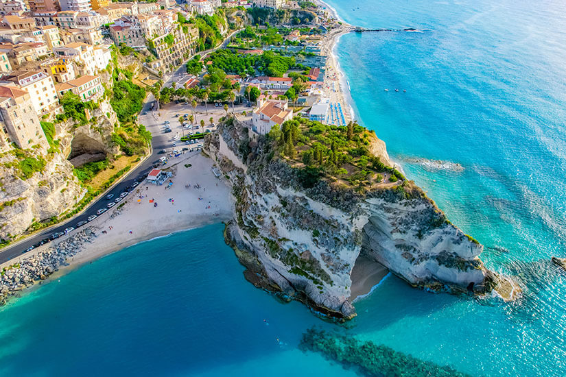 Spektakulärer Blick auf die Küste mit türkisblauem Meer, Felsen und der hoch gelegenen Altstadt. Das Bild zeigt Tropea als traumhaftes Reiseziel mit Natur, Strand und historischem Charme. Apulien oder Kalabrien Tropea