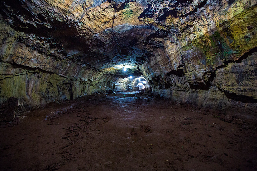 Ein unterirdischer Tunnel, entstanden durch vulkanische Aktivitäten. Galapagos Ecuador Tunnel