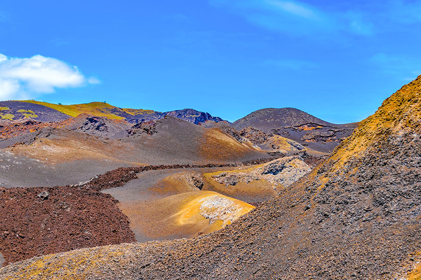 Eine Vulkanlandschaft mit hellen und dunklen Farben ist zu sehen. Galapagos Ecuador Vulkan