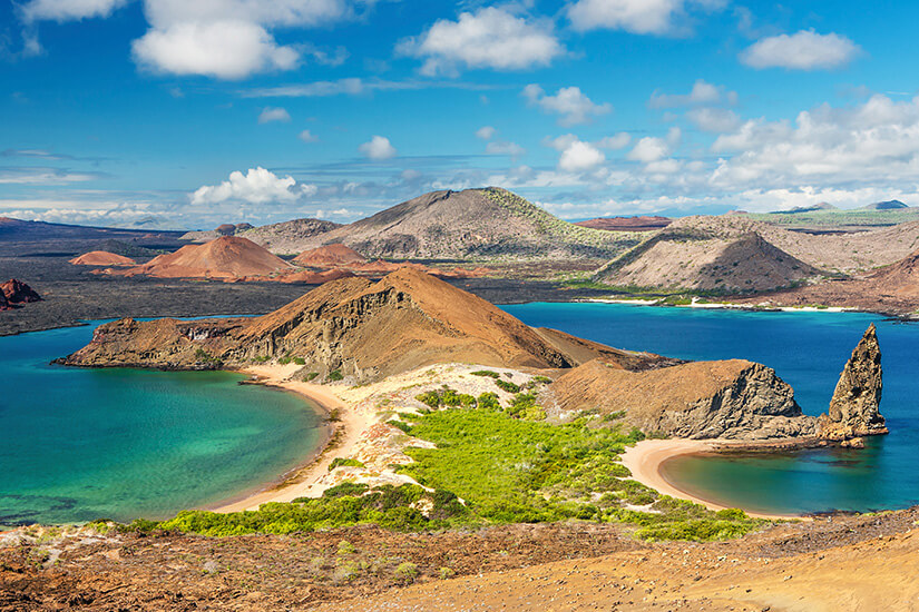 Eine bunte Inselwelt tut sich auf. Das Wasser leuchtet in Blau- und Grüntönen. Galapagos Ecuador Wetter