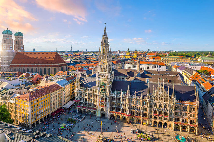 Blick aus der Vogelperspektive auf den belebten Marienplatz in München mit dem imposanten, neugotischen Neuen Rathaus im Zentrum. Schoenste Orte Sueddeutschland Muenchen
