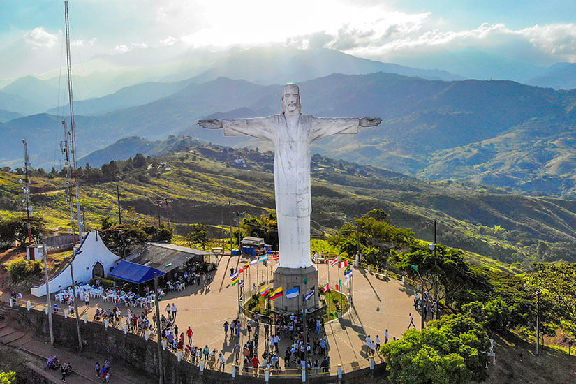 Die Cristo-Rey-Statue erhebt sich über Cali und bietet einen weiten Blick auf die umliegenden Berge. Der Platz rund um die Statue ist belebt und zählt zu den bekanntesten Aussichtspunkten der Stadt. Cali Kolumbien Cristo Rey