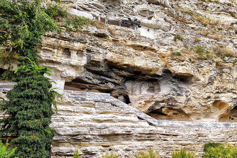 Ein Kloster wurde direkt in hellen Fels geschlagen., umgeben von grüner Vegetation. Goldstrand Sonnenstrand Bulgarien Kloster Varna