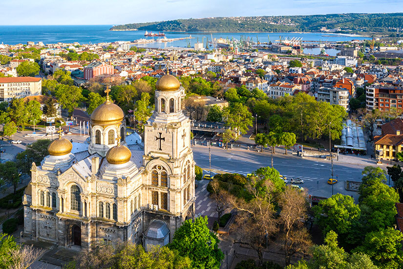 Die Kathedrale Varna thront zwischen grünen Bäumen. Goldstrand Sonnenstrand Bulgarien Kathedrale Varna