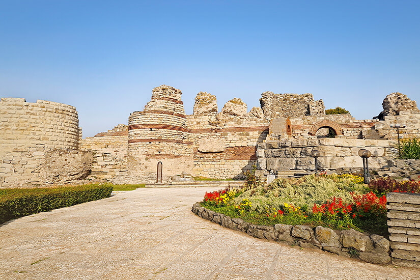 Die historische Stadt Nessebar mit Blumenbeten ist zu sehen. Goldstrand Sonnenstrand Bulgarien Nessebar