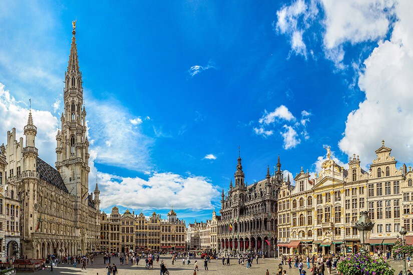 Der Grand-Place gilt als einer der schönsten Marktplätze Europas und beeindruckt mit gotischem Rathaus, prunkvollen Gildehäusern und goldverzierten Fassaden. Bei blauem Himmel spielt sich hier belgisches Alltagsleben ab. Städtereisen Bahn Brüssel