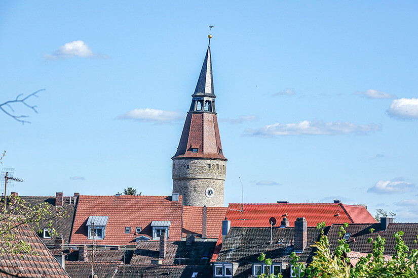 Der Falterturm thront über den roten Dächern von Kitzingen. Seine Spitze ist charakteristisch schief. Kitzingen Unterfranken Falterturm