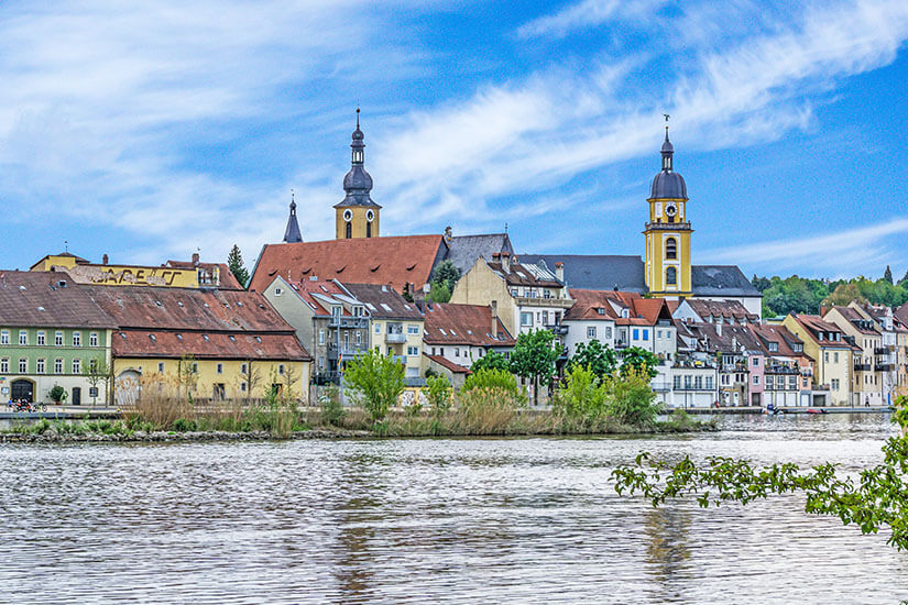 Die Altstadt von Kitzingen von der anderen Uferseite des Mains aus betrachtet. Kitzingen Unterfranken Anreise
