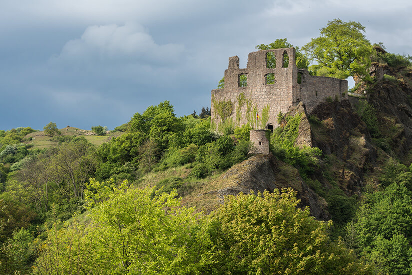 Die Burgruine Falkenstein thront auf einem grünen Hügel. Pfronten Allgaeu Burgruine