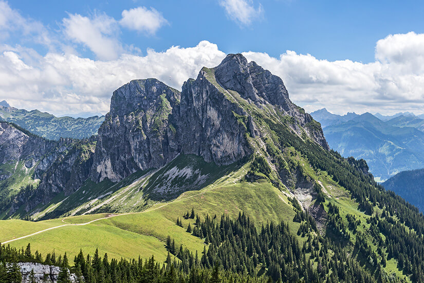 Der mächtige Berg Aggenstein thront im grünen Allgäu nahe der Alpen. Pfronten Allgaeu Aggenstein