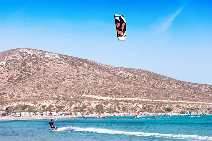 Ein Kitesurfer lässt sich von seinem Lenkdrachen vor Prasonisi in Griechenland ziehen. Kitesurfing Prasonisi
