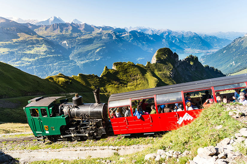 Die Brienzer Rothorn Bahn fährt durch alpine Landschaften. Brienz Schweiz Bahn