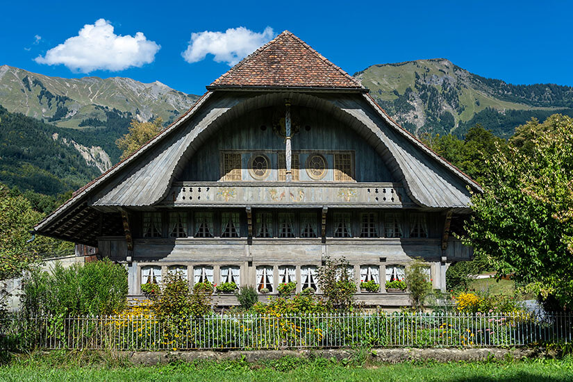 Ein prachtvolles historisches Holzgebäude des Freilichtmuseums von Ballenberg ist zu sehen. Brienz Schweiz Freilichtmuseum