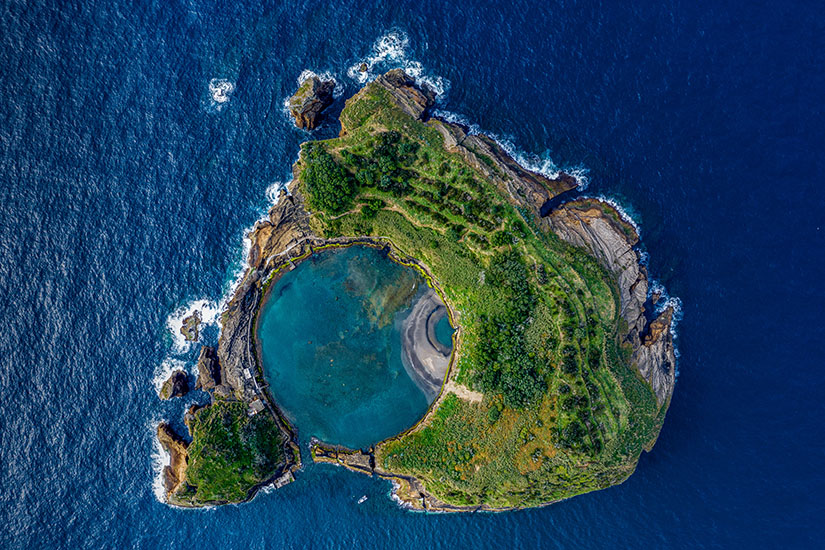 Blick auf die Ilhéu de Vila Franca do Campo, diesmal etwas näher und mit deutlich sichtbarer Kraterlagune. Die Vegetation klettert an den Innenwänden empor, während das Meer den Ring umspült. Ein Naturwunder, das seinesgleichen sucht. Azoren Portugal Sao Miguel