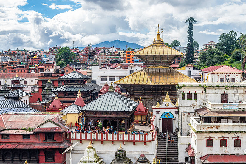 Der Pashupatinath-Tempel mit seiner goldfarbenen Pagode thront über den Dächern von Kathmandu. Nepal Tempel