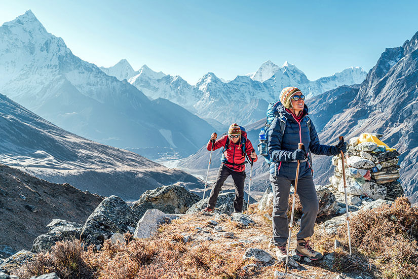 Zwei Trekker wandern über einen Pfad im Himalaya-Gebirge. Nepal Trekking
