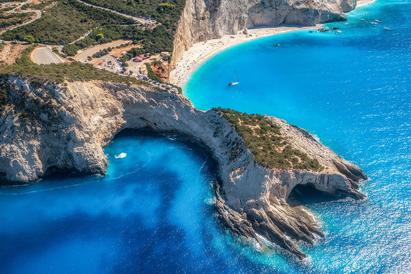 Weiße Steilwände fallen auf Lefkada dramatisch zum leuchtend blauen Ionischen Meer ab. Tief darunter verstecken sich helle Strände und kleine Buchten, die das Eiland zu einem Favoriten unter den schönsten Inseln Griechenlands machen. Griechsiche Inseln Lefkada