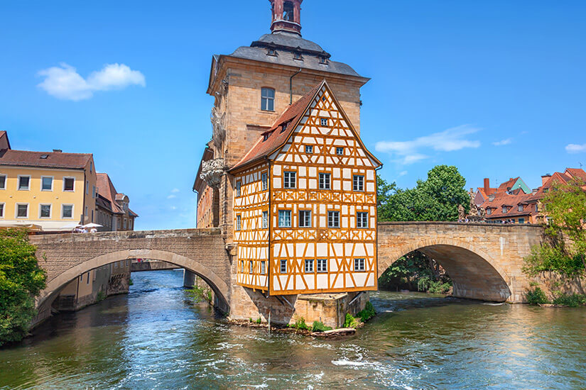 Das Alte Rathaus von Bamberg schwebt über dem Fluss Regnitz. Schoenste Staedte Deutschlands Bamberg