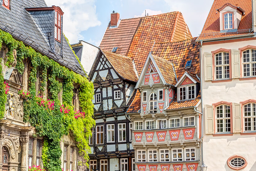 Bunte Fachwerkhäuser mit grüner Bewachsung sind zu sehen. Schoenste Staedte Deutschlands Quedlinburg