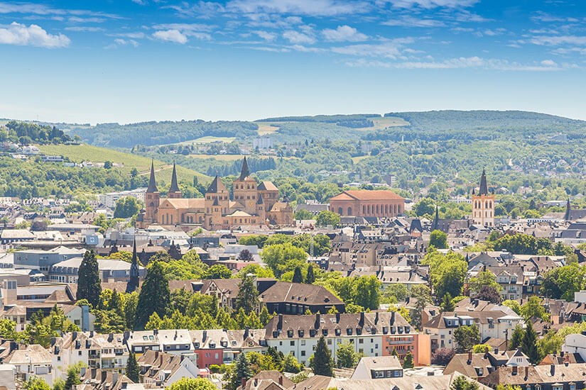 Triers Kulisse mit roten Dächern und viel Grün ist zu sehen. Schoenste Staedte Deutschlands Trier