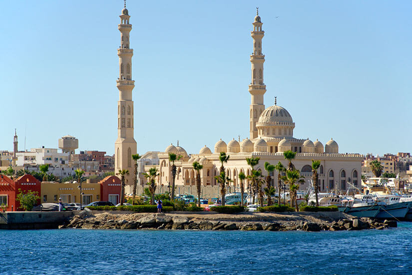 Vom Wasser aus blickt man auf die sandfarbene Al-Mina-Moschee von Hurghada mit ihrer großen Kuppel und den zwei hohen, filigran gegliederten Minaretten. Wo ist es im Winter warm Hurghada
