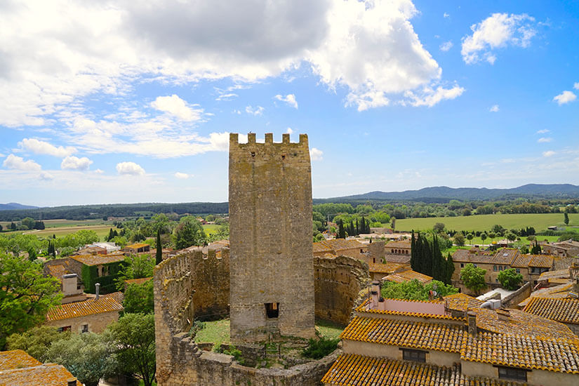 Der Stundenturm Torre de les Hores thront über den Dächern von Pals Altstadt. Pals Spanien Torre