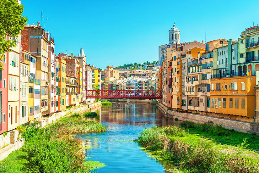 Häuser mit bunten Fassaden säumen das Ufer des Flusses Onyar in Girona. Pals Spanien Girona