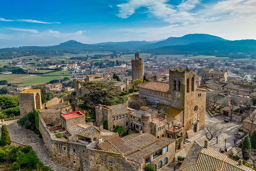Die historische Altstadt von Pals aus der Luft betrachtet. Pals Spanien Anreise