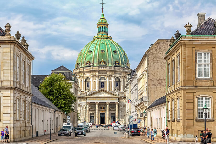 Die Frederikskirche mit ihrer grünen Marmorkuppel thront zwischen anderen Gebäuden Kopenhagens. Kopenhagen Sehenswuerdigkeiten Kirche