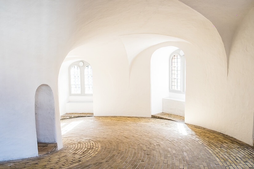 Lichtdurchflutete Fenster sind im spiralförmigen Aufstieg im Inneren des Turms zu sehen. Kopenhagen Sehenswuerdigkeiten Turm