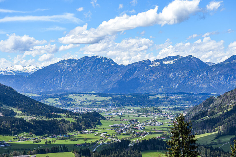 Ein weiter Blick über das saftig grüne Inntal mit seinen verstreuten Siedlungen und Höfen, umrahmt von den imposanten Gipfeln der Kitzbüheler Alpen. Die Landschaft zeigt eindrucksvoll, warum die Region rund um Wörgl als eines der schönsten Fleckchen in Tirol gilt. Wiesen, Wälder und Berge verschmelzen hier zu einem harmonischen Gesamtbild. Wörgl Österreich Natur