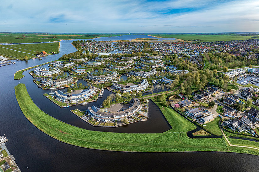 Die Stadt Lemmer aus der Vogelperspektive betrachtet. Sie grenzt an das Ijsselmeer und ist von Grachten geprägt. Lemmer Niederlande Willkommen