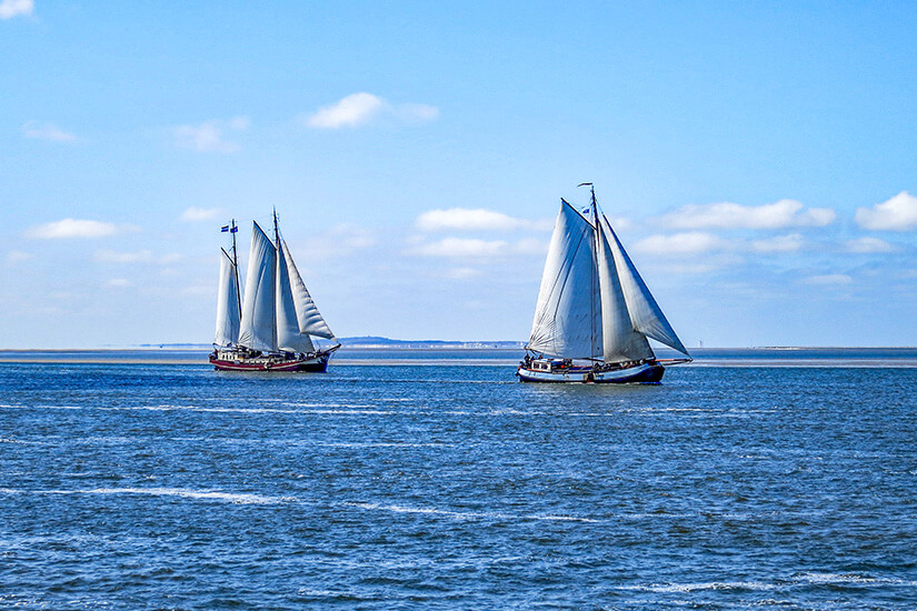 Zwei traditionelle Lemsteraak treiben auf einem Gewässer. Lemmer Niederlande Boot