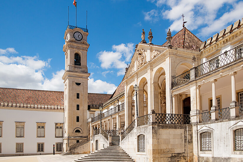 Im Innenhof der altehrwürdigen Universität Coimbra, dem Paço das Escolas, erhebt sich der markante Uhrturm, den die Studierenden liebevoll „A Cabra“ nennen. Top Tagestrips Porto Coimbra