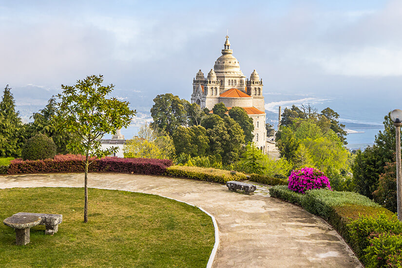 Oberhalb von Viana do Castelo thront die imposante Basilika Santa Luzia mit ihrer mächtigen Kuppel, umgeben von sattgrünen Bäumen und gepflegten Gartenanlagen. Top-Tagestrips Porto Viana do Castelo