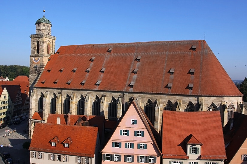Das Münster St. Georg ragt über den Dächern von Dinkelsbühl auf. Dinkelsbuehl Deutschland Muenster