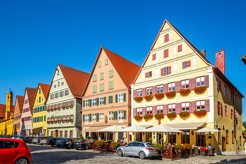 Ein Blick auf die Weinstraße in Dinkelsbühl mit ihren bunten Häusern. Dinkelsbuehl Deutschland Weinmarkt