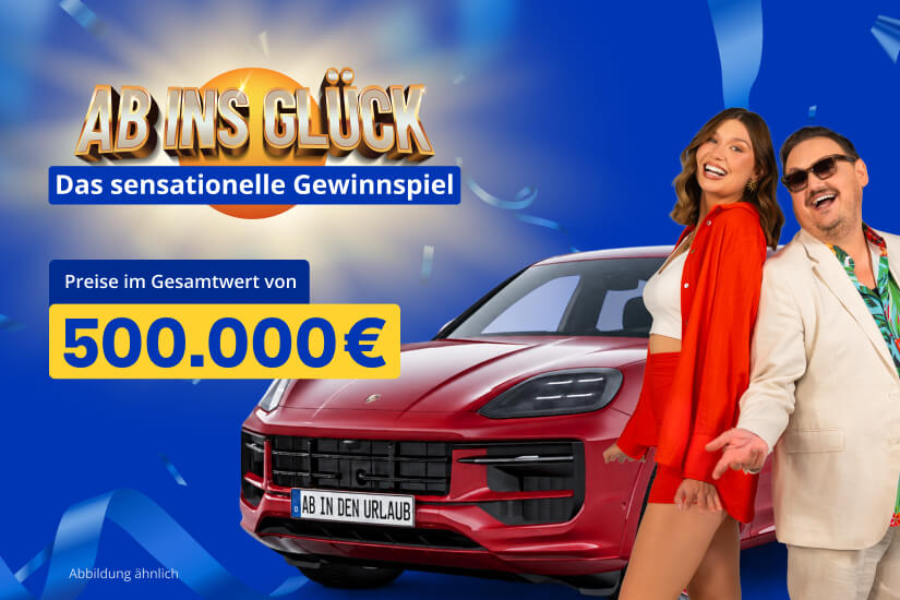 Vor knallblauem Hintergrund mit Konfetti und Luftschlangen wirbt der Schriftzug „Ab ins Glück“ für ein Gewinnspiel mit Preisen im Gesamtwert von 500.000 €. Rechts posieren eine lachende Frau in rotem Outfit und ein gut gelaunter Mann mit Sonnenbrille und Anzug vor einem roten Porsche-SUV mit dem Kennzeichen „Ab in den Urlaub“. ab ins Glueck Gewinne