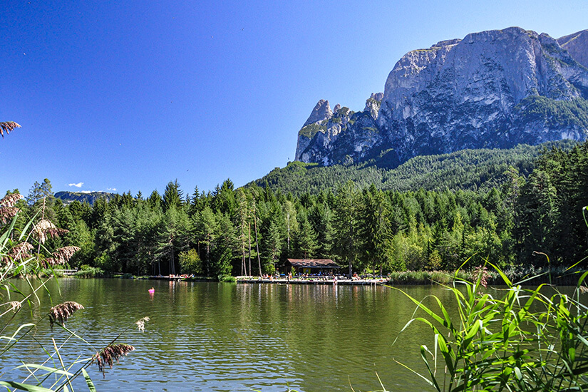 Der Voelser Weiher liegt direkt vor dem Schlernmassiv. Tirol Badeseen Voelser Weiher