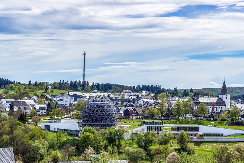 Ein Blick auf die Stadt Winterberg im im Frühjahr. Winterberg Sauerland Willkommen